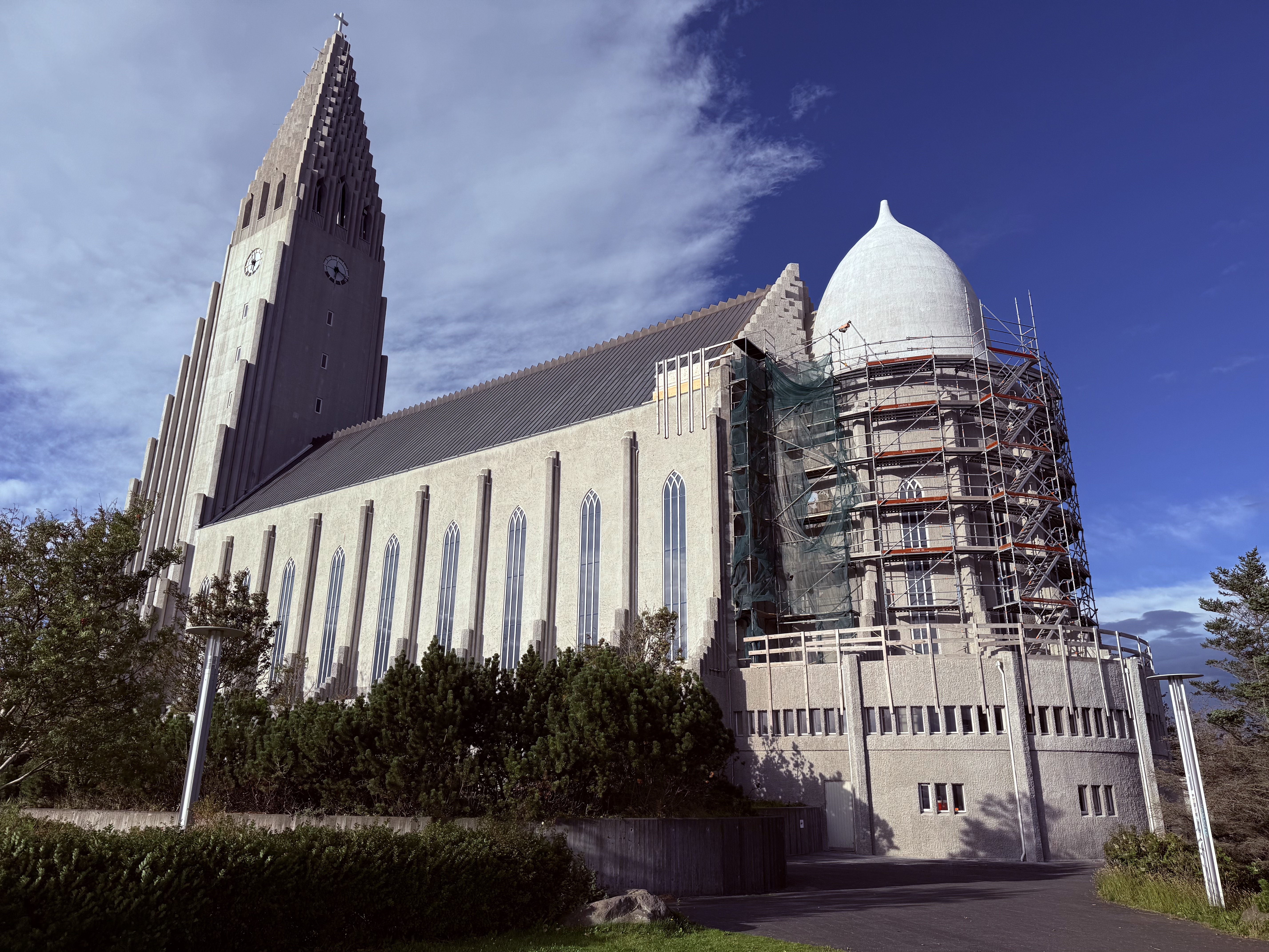 Hallgr&iacute;mskirkja from the side under blue skies