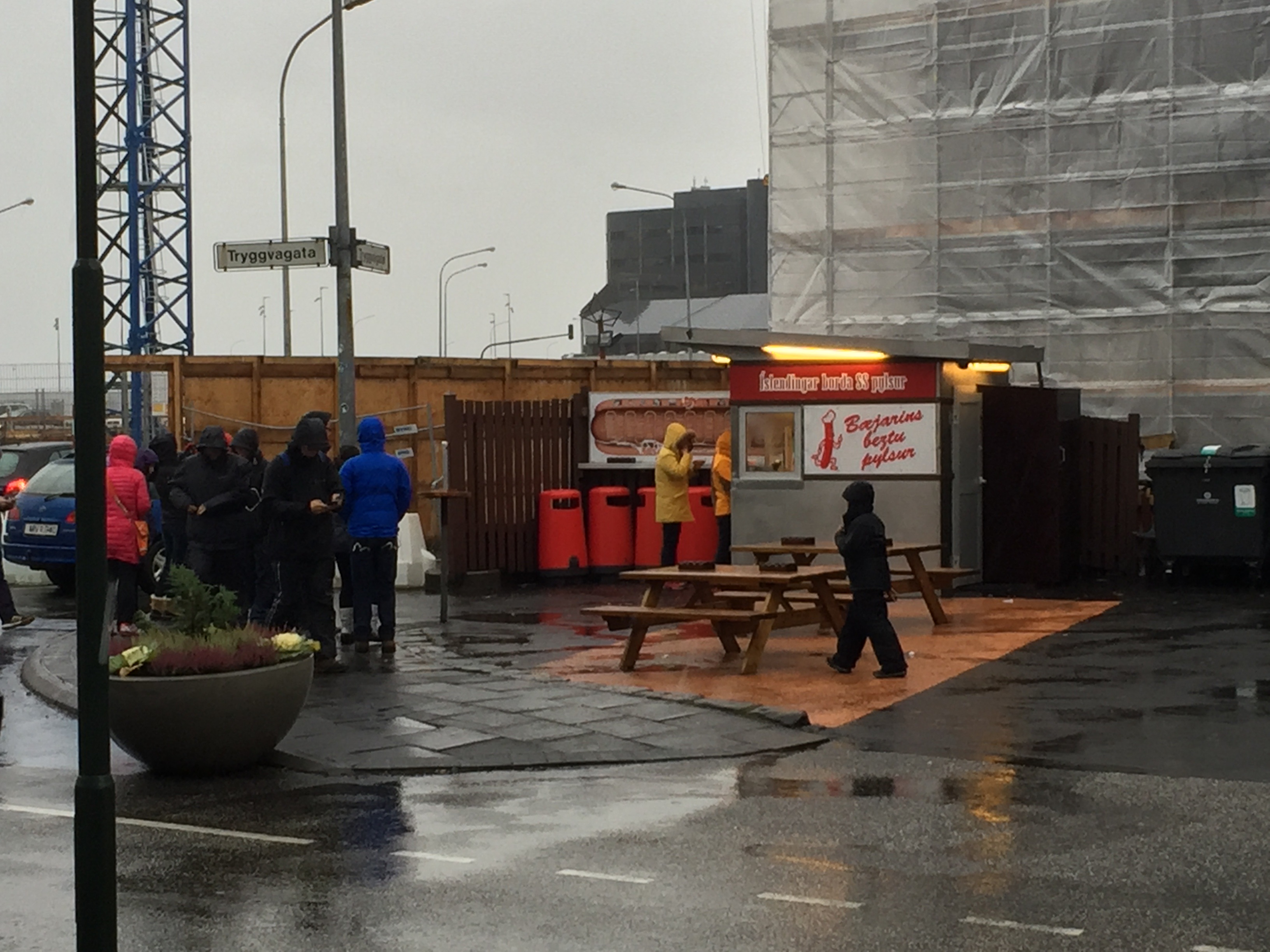 Queue at B&aelig;jarins Beztu Pylsur hot dog stand in the rain