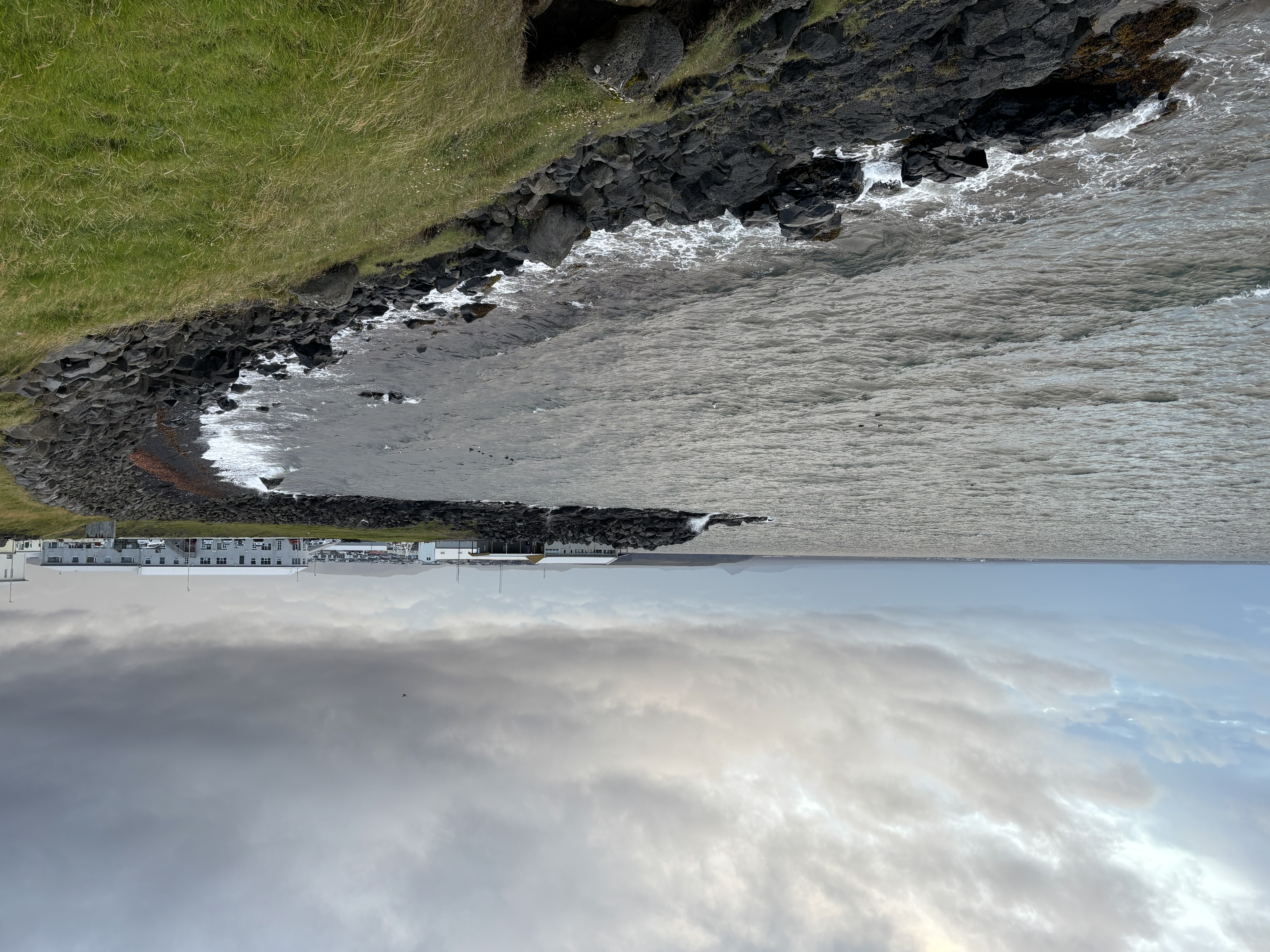 Keflav&iacute;k coastline at dawn